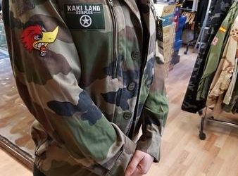 Chemise et veste kaki militaire camouflage à customiser avec écussons au Luc en provence